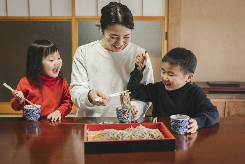 Comer fideos soba | Tradiciones de año nuevo en Japón